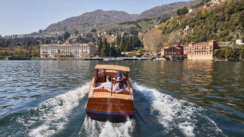 facebook-Linked_Image___Driver and 2 guests on the boat â Villa dâEste on the background(1)